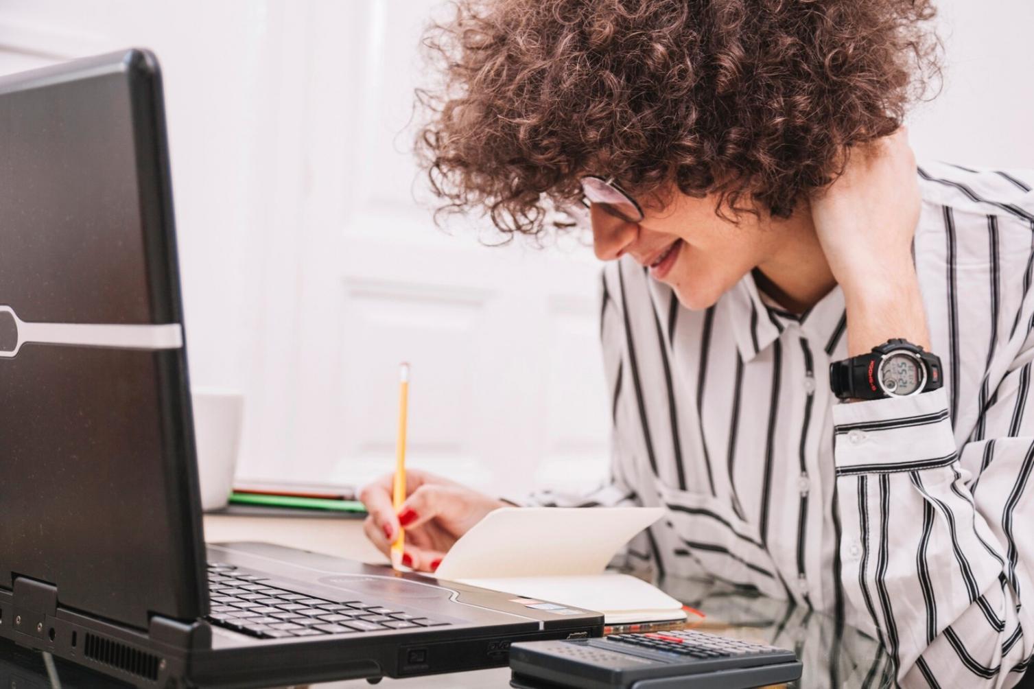 Modernes Büro mit Finanzanalysen und Beratungsunterlagen