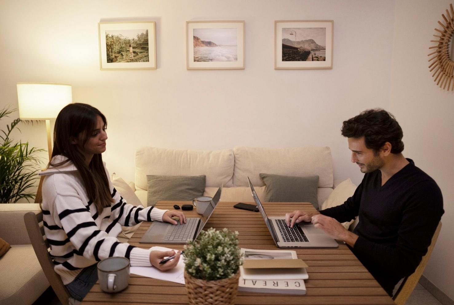 Teilnehmer arbeitet flexibel am Laptop in modernem Arbeitsbereich